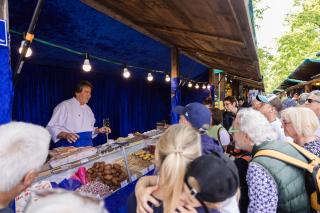 Besucher-Gruppe während einer Erlebnistour über die Auer Dult