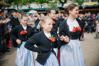 Junge Trachtlerinnen bei der Eröffnung die Maidultsaison 2025 Junge Trachtlerinnen bei der Eröffnung die Maidultsaison 2025