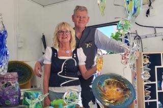 Nina und Stephen Thorp an ihrem Stand Nina und Stephen Thorp an ihrem Stand Freeform Glas