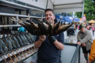 Bei der Fischer Vroni bekommt man den viel gerühmten Steckerlfisch Bei der Fischer Vroni bekommt man den viel gerühmten Steckerlfisch