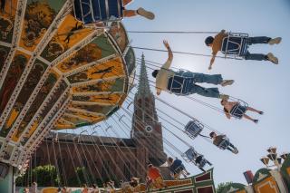 Kettenflieger vor der Mariahilfkirche 