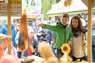 Mutter und Kind beim Ringewerfen