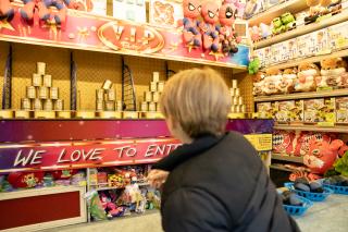 Junge an einer Wurfbude 