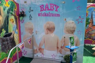 Barrierefreier Baby-Wickelraum auf der Dult